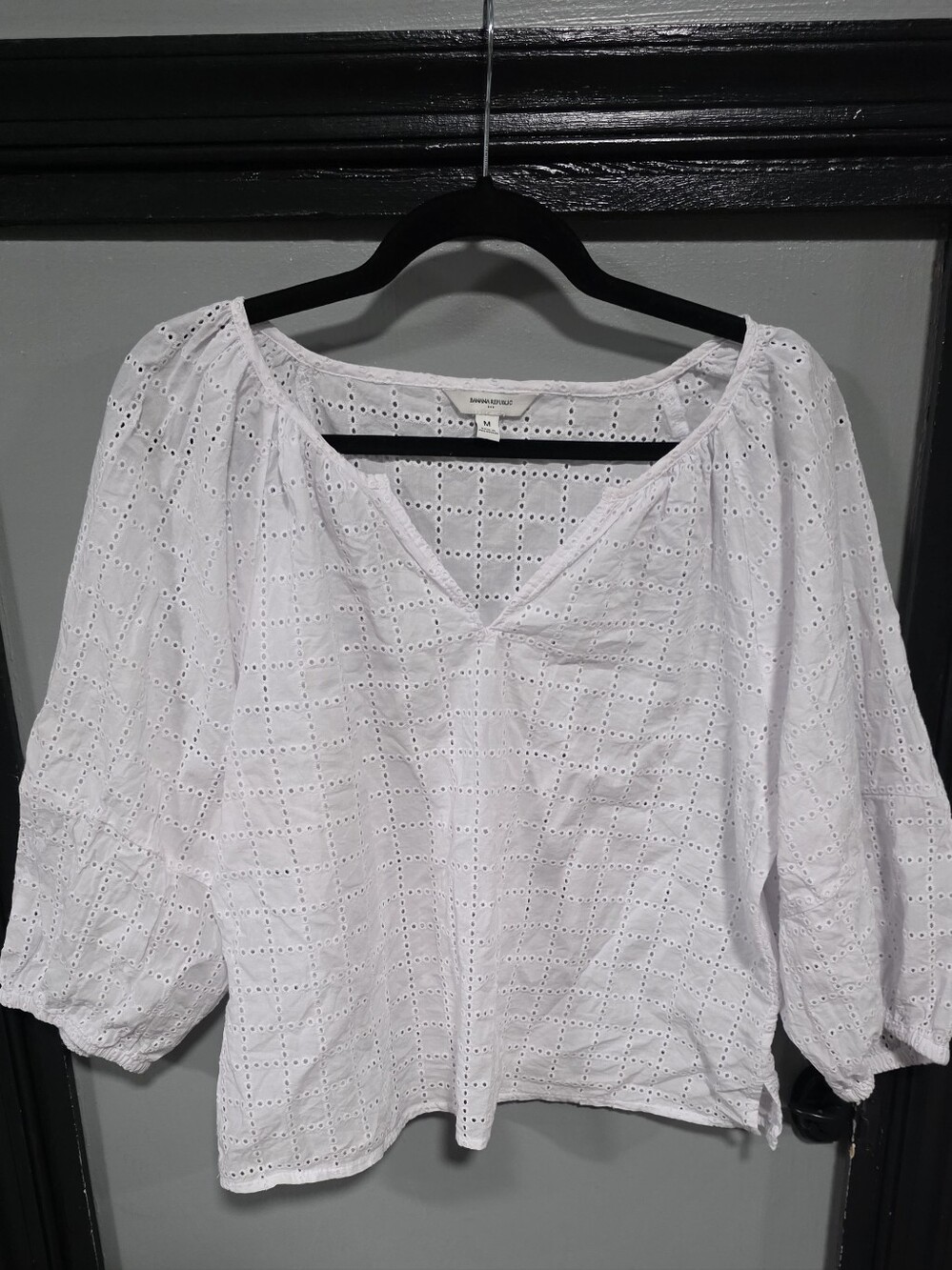 BANANA REPUBLIC Women's White Eyelet V-Neck Peasant Top Medium